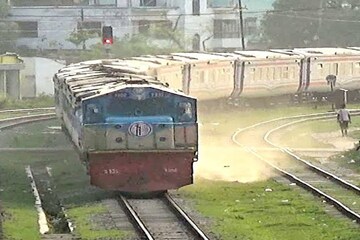 ঝড়ের গতির ট্রেনের সামনে এসে গেল গাড়ি! তারপর...ভাইরাল ছবি রাতের ঘুম উড়িয়ে দেবে