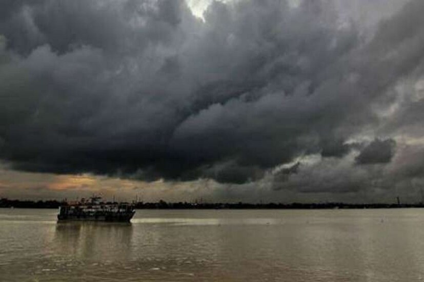 রবি ও সোমবার বৃষ্টির বাড়বে দক্ষিণবঙ্গে। ভারী বৃষ্টির হলুদ সর্তকতা দক্ষিণ ২৪ পরগনা পূর্ব ও পশ্চিম মেদিনীপুরে। এছাড়াও বজ্রবিদ্যুৎ সহ হালকা মাঝারি বৃষ্টি বিক্ষিপ্তভাবে দু-এক পশলা ভারী বৃষ্টি হতে পারে কলকাতা হাওড়া হুগলি পুরুলিয়া বাঁকুড়া ঝাড়গ্রাম এবং উত্তর ২৪ পরগনা তে। উত্তরবঙ্গে আপাতত ভারী বৃষ্টির সম্ভাবনা নেই। বজ্রগর্ভ মেঘ থেকে স্থানীয়ভাবে হালকা মাঝারি বৃষ্টি হতে পারে।