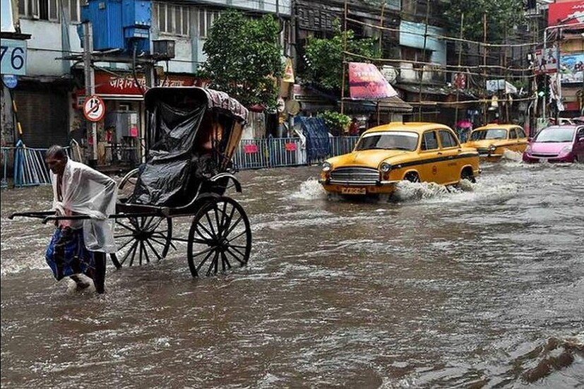 মৌসম বিভাগের পূর্বাভাস (Weather Forecast) অনুযায়ি বাংলার দক্ষিণভাগের সমস্ত জেলাতে মঙ্গলবার সকালে মুক্তি হবে না৷ গত ২৪ ঘণ্টায় ১৪২ মিমি বৃষ্টি হবে৷ ২০০৭ -র ২৫ সেপ্টেম্বর কলকাতায় ১৭৪.৪ মিমি বৃষ্টি হয়েছিল৷ এদিকে ফের তৈরি হওয়া নিম্নচাপ (Low pressure) ঘণীভূত হতে ইতিমধ্যেই শুরু করেছে এবং তার জেরে প্রবল বজ্রবিদ্যুৎ সহ বৃষ্টির সম্ভবনা ফের জারি হয়েছে৷ আতঙ্কে প্রহর গুনছে দক্ষিণবঙ্গের মানুষ৷ Photo- File 