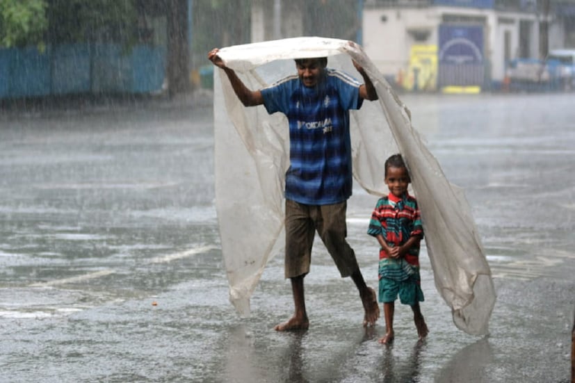 কলকাতায় মূলত মেঘলা আকাশ। কয়েক পশলা বজ্রবিদ্যুৎ সহ বৃষ্টির সম্ভাবনা। আগামী ৪৮ ঘণ্টায় ঝোড়ো হাওয়া বইবে কলকাতা শহরে। সোমবার ঝোড়ো হওয়ার পরিমাণ বাড়তে পারে। আগামী ২৪ ঘণ্টায় দু-এক পশলা ভারী বৃষ্টির পূর্বাভাস। মেঘলা আকাশের কারণে তাপমাত্রা কমতে পারে আগামী ৪৮ ঘণ্টায়।