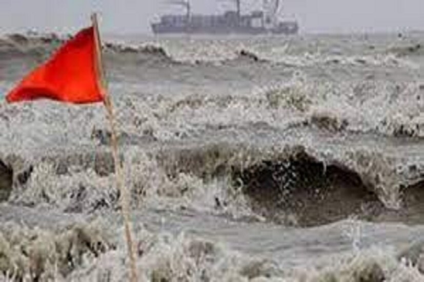 মৎস্যজীবীদের জন্য সর্তকতা জারি করেছে আবহাওয়া দপ্তর। শুক্রবার বিকেলের মধ্যে মৎস্যজীবীদের ফিরে আসতে নির্দেশ দেওয়া হয়েছে। শনিবার থেকে মৎস্যজীবীদের সমুদ্রে যেতে নিষেধ করা হয়েছে। আগামী কয়েকদিন ভারী বৃষ্টি হবে উত্তর প্রদেশ ও উত্তরাখণ্ড। এছাড়াও উত্তরপশ্চিম ভারতের বিভিন্ন রাজ্যে বৃষ্টি বাড়বে। আগামী কয়েক দিন বৃষ্টি বেশি হবে রাজস্থান এবং গুজরাতেও।