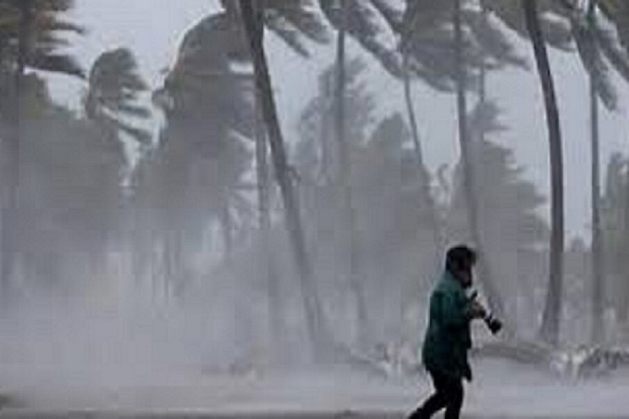 দুর্গা পুজো শেষ হলেও রাজ্যে দুর্যোগ কমছে না৷ আলিপুর আবহাওয়া দফতরের পূর্বাভাস বলছে, আগামী বুধবার, ২০ অক্টোবর পর্যন্ত প্রায় গোটা রাজ্য জুড়েই ভারী থেকে অতি ভারীর সম্ভাবনা রয়েছে৷ কোথা কোথাও প্রবল বৃষ্টিপাতও হতে পারে৷ Photo-File
