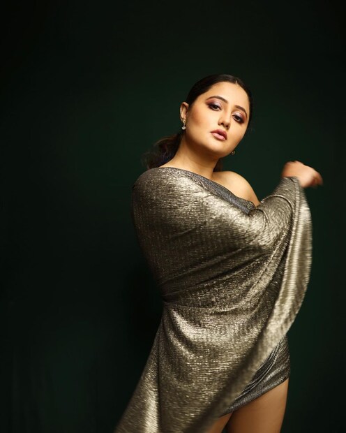 কেপ স্টাইল মিনি ড্রেসে সোশ্যাল মিডিয়ায় ভাইরাল হয়েছে ৷ ছবি সৌজন্যে ইনস্টাগ্রাম ৷