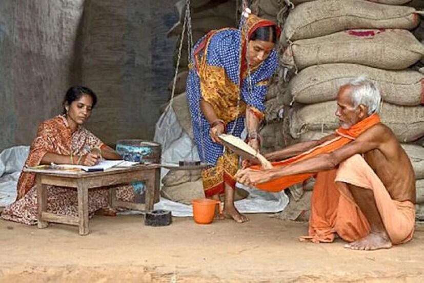 অফলাইনে পরিবারের সদস্যের নাম জোড়ার পদ্ধতি৷  আপনাকে কাছের রেশন দফতরে যেতে হবে৷ সেখানে সমস্ত জরুরি ডকুমেন্ট নিয়ে যেতে হবে৷ সেখানে নতুন সদস্যের নাম জোড়ার ফর্ম নিতে হবে৷ ফর্মের সমস্ত ডিটেল সঠিকভাবে পূরণ করতে হবে৷ সমস্ত সাপোর্টিং ডকুমেন্ট জমা করতে হবে৷ সামাণ্য আবেদন করও জমা দিতে হবে৷ ফর্ম জমার পর আধিকারিক একটি রশিদ দেবেন৷ এটা খুবই যত্ন করে রাখতে হবে৷ এই রশিদ দিয়ে অনলাইনে আপনার আবেদনের অবস্থা চেক করতে পারবেন৷ আধিকারিক ফর্ম পরীক্ষা করে জমা নেবেন এর দু সপ্তাহের মধ্যে আপনার বাড়িতে রেশন কার্ড পৌঁছে যাওয়া উচিত৷ Photo- Representative 