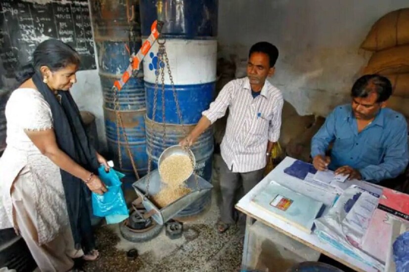 যদি কোনও পরিবারের শিশুর নাম জুড়তে হয় তাহলে তাহলে গৃহস্বামীর রেশন কার্ডের ফটোকপি ও অরিজিনাল দুটির সঙ্গে শিশুর জন্মের পরিচয়পত্র (Birth Certificate) তার মা ও বাবার আধারকার্ড (Aadhaar Card) লাগবে৷ এরকমভাবেই যদি বিয়ের পর স্ত্রীয়ের নাম জুড়তে হয় তাহলে মহিলার আধারকার্ড, বিয়ের সার্টিফিকেট, স্বামীর রেশনকার্ডের ফটোকপি ও অরিজিনাল এছাড়া মেয়েটির বাপের বাড়ির রেশনকার্ড থেকে নাম সরানোর প্রমাণপত্র দাখিল করতে হবে৷ Photo- Representative 
