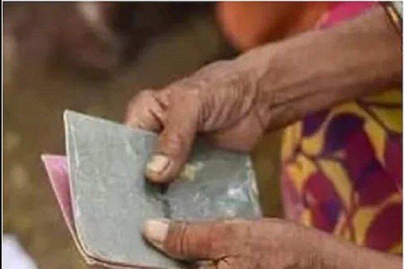 নয়াদিল্লি: রেশন কার্ডে (Ration Card) যদি আপনার কোনও পরিবারের সদস্যের নাম ঢোকাতে হয় তাহলে তা নিয়ে চিন্তার কোনও কারণ নেই৷ খুব সহজেই সেই কাজ করে নেওয়া যাবে৷ আপনি অনলাইন বা অফলাইন যেকোনও পদ্ধতিতেই নাম জুড়ে দেওয়া সম্ভব৷ করোনা অতিমারির সময় থেকে দেশে সরকার রেশন কার্ডধারীদের ফ্রি রেশন (Free ration) দিচ্ছে৷ পাশাপাশি এই রেশন কার্ডের একাধিক সুবিধা রয়েছে৷ এই কার্ড ধারকদের অ্যাড্রেস প্রুফ (Address Proof)  এবং পরিচয় পত্র (Identity Proof)  হিসেবেও কাজ করে৷ ব্যাঙ্ক সংক্রান্ত কাজ, গ্যাসের কানেকশন নেওয়ার ক্ষেত্রেও এই কার্ড খুবই কার্যকরী৷  পাশাপাশি এই পরিচয়পত্র থাকলেই ভোটার কার্ড (Voter ID Card)  বানিয়ে নেওয়া যায় সহজেই৷ Photo- Representative 