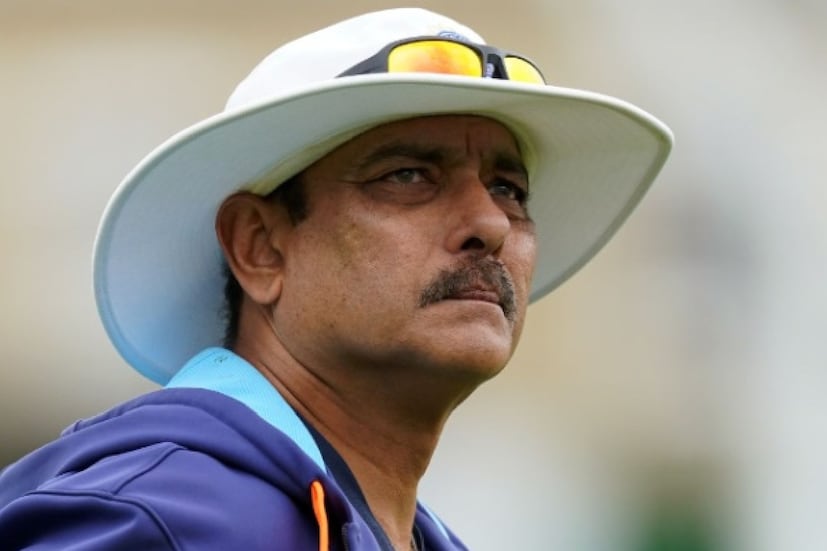 ওভাল টেস্টের সময় লন্ডনে একটি বইপ্রকাশ অনুষ্ঠানে গিয়েছিলেন তিনি। সেটা নিয়েই যত বিবাদ। যদিও তিনি একা নন, ভারতীয় দলের অধিনায়ক বিরাট কোহলিসব বেশ কয়েকজন ক্রিকেটারও গিয়েছিলেন সেই ইভেন্টে। তবে এখন যত দোষ এসে পড়েছে রবি শাস্ত্রীর ঘাড়ে। 