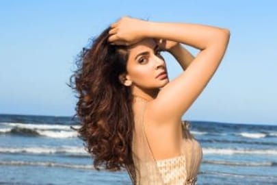 মসজিদের সামনে নাচের ভিডিও! পাক অভিনেত্রীর বিরুদ্ধে গ্রেফতারি পরোয়ানা জারি