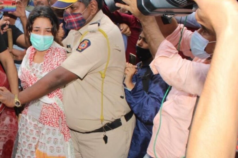 সিদ্ধার্থের মৃত্যুর খবর পেয়েই শ্যুটিং বন্ধ করে দেন শেহনাজ। সংবাদমাধ্যমের কাছে সিদ্ধার্থের বাবা জানান,'শেহনাজ অসুস্থ হয়ে পড়েছেন। তাঁর ভাই শেহবাজ ইতিমধ্যেই দিদির বাড়িতে চলে গিয়েছেন।'