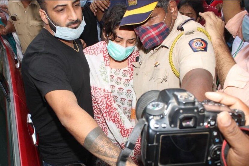সংবাদমাধ্যমের সামনেই কান্নায় ভেঙে পড়েন শেহনাজ। তাঁর ছবি দেখে আবেগপ্রবণ হয়ে পড়েছেন অনুরাগীরাও। শেহনাজের সঙ্গে ছিলেন তাঁর ভাই শেহবাজ। 