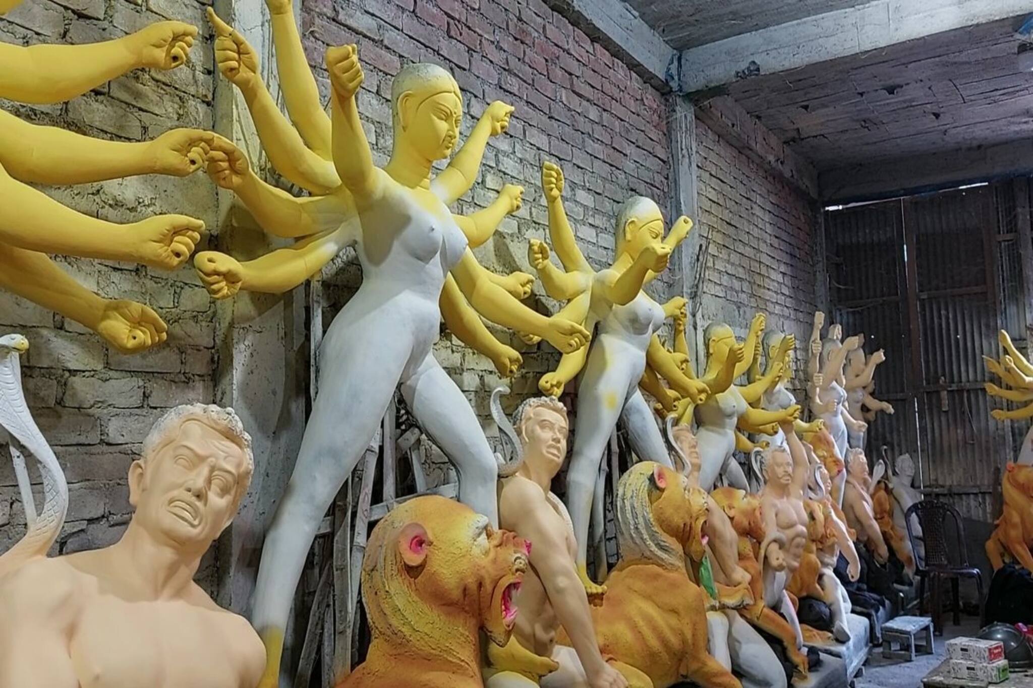 Durga Puja 2021: মা দুর্গা পাড়ি দিচ্ছেন অসম, মেঘালয়, নেপালে! খুশীর হাওয়া শিলিগুড়ির কুমোরটুলিতে...