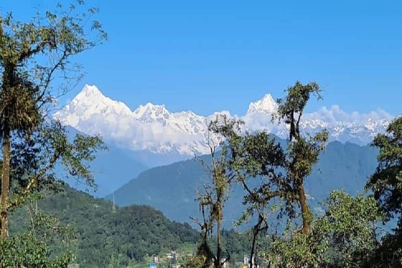 *রবিবার সকাল থেকেই বাড়ির ছাদ কিংবা উড়ালপুলে দাঁড়িয়ে ছবি তোলার হিড়িক পড়ে যায়। মূহূর্তেই আপলোড বিভিন্ন সোশ্যাল মিডিয়ায়। বাস্তবিক অর্থেই রবিবাসরীয় সকালটা কাঞ্চনময়। সাধারণত শিলিগুড়ি থেকে কার্তিক মাসে দেখা যায় কাঞ্চনজঙ্ঘা। কিন্তু গত বছরও এই সময়ে এর দেখা মিলেছিল। লকডাউনের জেরে দূষণ কমায় কি প্রকৃতির এই সৌন্দর্য্য?