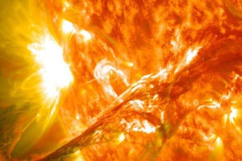 #নয়াদিল্লি: সৌরঝড় (Solar storms) মহাবিশ্বের অন্যতম আশ্চর্য জিনিস৷ যদিও সামনেই একটা বড় সৌরঝড় আসছে যা সবকিছু লণ্ডভণ্ড করে দিতে পারে৷ এমনটাই সম্ভবনার কথা বলছে ওয়াকিবহাল মহল৷ যার জেরে সব ভেস্তে যেতে পারে ইন্টারনেট পরিষেবা ৷ যাকে বলছে internet apocalypse বলা হচ্ছে৷ এই ইন্টারনেটহীণ পরিস্থিতি মাসের পর মাস চলতে পারে৷ 