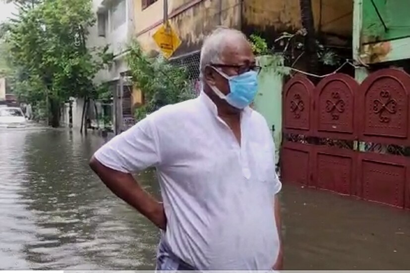 এই অবস্থায় নিজের পাড়াতেই হাঁটুজলে পথে নামলেন তৃণমূল সাংসদ সৌগত রায় (Sougata Roy)। কলকাতার লেক গার্ডেন্স এলাকার বাসিন্দা সৌগত বাবু। দক্ষিণ কলকাতায় এই এলাকাও ডুবে রয়েছে অন্তত এক হাঁটু জলের তলায়।