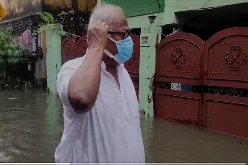 পরিস্থিতি দেখেই লুঙ্গি পরে হাঁটুজলে পথে নামেন সৌগত বাবু। ঘুরে দেখেন এলাকার পরিস্থিতি। সাংসদ তথা পাড়ার 'দাদা'কে দেখে এলাকার অনেকেই অভিযোগ জানান সৌগত বাবুর কাছে। তিনি প্রত্যেককে আশ্বস্ত করে জানান, যত দ্রুত সম্ভব সমস্যার সমাধান হবে।