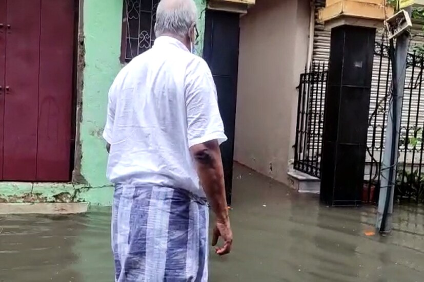 বঙ্গোপসাগরের উপর তৈরি জোড়া ঘূর্ণাবর্তের জেরেই এই পরিস্থিতি বলে জানানো হয়েছে আলিপুর আবহাওয়া দফতরের তরফে। রবিবার রাত ১টা থেকে সোমবার সকাল ছ'টা পর্যন্ত মাত্র পাঁচ ঘণ্টায় কলকাতার একাধিক জায়গায় ১০০ মিলিমিটারেরও বেশি বৃষ্টি হয়েছে বলে আলিপুর আবহাওয়া দফতর সূত্রে খবর।