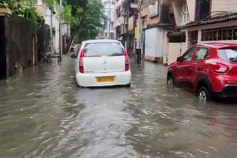 রবিবার রাত থেকে টানা বৃষ্টির জেরে জলমগ্ন কলকাতার আলিপুর-বর্ধমান রোড, বেহালা, পর্ণশ্রী, বীরেন রায় রোড ওয়েস্ট-সহ ১২১ নম্বর ওয়ার্ড। জলের তলায় উত্তর কলকাতার ঠনঠনিয়া কালীবাড়ি, কলেজ স্ট্রিট, মানিকতলা, অপরদিকে মহেশতলার বজবজ ট্রাঙ্ক রোড, বাটা মোড় থেকে জিনজিরা বাজার পর্যন্তও প্রবল জল জমেছে। সপ্তাহের প্রথম দিনে গাড়ি চালক থেকে সাধারণ মানুষ কাজের উদ্দেশ্যে বেরিয়ে চরম দুর্ভোগের শিকার সকলেই। 