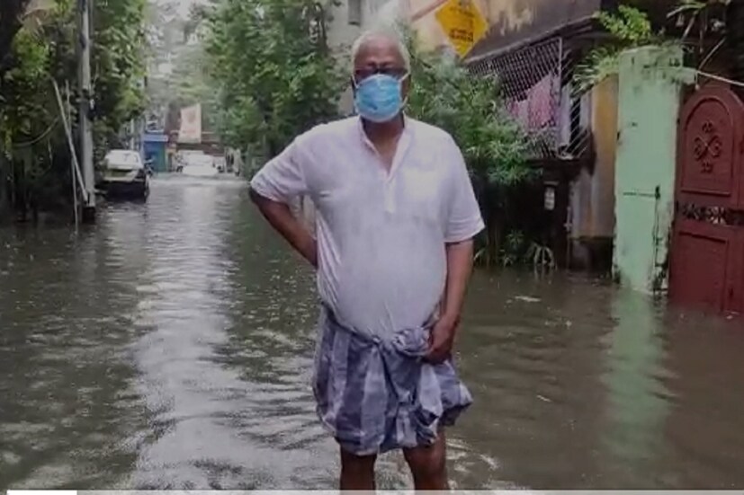 নিম্নচাপের কারণে টানা বৃষ্টিতে বেহাল অবস্থা কলকাতা ও শহরতলির। রাতভর বৃষ্টিতে সকাল থেকেই জলে ডুবে শহরের রাস্তাঘাট। কোথাও হাঁটু জল, কোথাও কোমর জল। সাধারণ মানুষের নাভিশ্বাস অবস্থা।