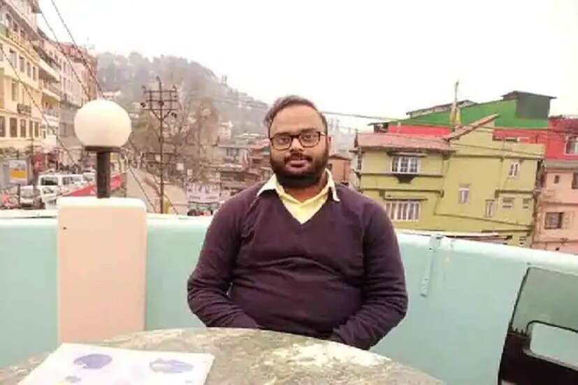 হলফনামা অনুযায়ী, ভবানীপুর উপনির্বাচনের বাম প্রার্থীর (Bhabanipur By Election Cpim Candidate) মোট সম্পত্তির পরিমাণ ৩২ লক্ষ ১০ হাজার ৮৪০ টাকা ৫২ পয়সা। তাঁর চারটি ব্যাঙ্ক অ্যাকাউন্টে টাকা রয়েছে। তবে স্থাবর সম্পত্তি বলতে কিছু নেই শ্রীজীবের। কিছু দেনাও রয়েছে। একটি ব্যাঙ্ক থেকে মোট ৩ লক্ষ ৭১ হাজার ৫৪ টাকার ঋণ রয়েছে তাঁর।