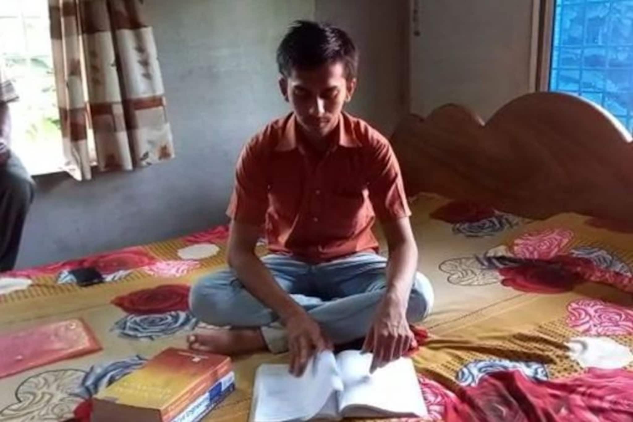 Student Credit Card: স্টুডেন্ট ক্রেডিট কার্ডে লোন চেয়ে বিপাকে পড়ুয়া! বাড়ির দলিল বন্ধক চাইল ব্যাঙ্ক