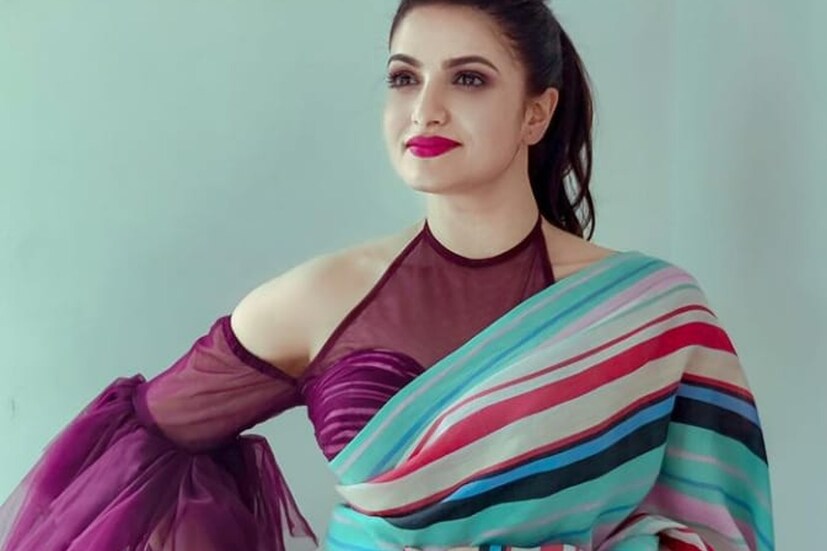 ২) তনুশ্রী চক্রবর্তী- যাঁরা একটু ট্রেন্ডি লুক পছন্দ করেন তাঁরা এই সাজে সেজে উঠতে পারেন। যে কোনও শিফন ট্রেন্ডি শাড়ির সঙ্গে এমন কোল্ড শোল্ডার ব্লাউজ নজর কাড়বে। ব্লাউজের নেক লাইন ও স্লিভের বিশেষত্ব নজর কেড়েছে। তবে এর সঙ্গে চুল ও মেকআপও রাখতে হবে মানানসই। 