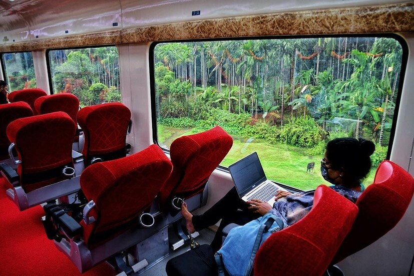 কিন্তু জানা যাচ্ছে, ভিস্টাডোমের ((Vistadome Service) জার্নি মানুষের এতটাই পছন্দ হয়েছে যে, আগামি অক্টোবর মাস পর্যন্ত সমস্ত টিকিট বুকিং রয়েছে। সেদিক থেকে টয় ট্রেনের চাহিদাটা এখন একটু কম রয়েছে। সব মিলিয়ে জমজমাট ভিস্টাডোম পরিষেবা ((Vistadome Service)।