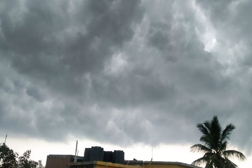 আবহাওয়াবিদদের পূর্বাভাস মিলেই গেল ৷ মঙ্গলবার রাত বাড়ার সঙ্গে সঙ্গেই বৃষ্টির পরিমাণও বাড়ে ৷ সঙ্গে দোসর ঝোড়ো হাওয়া ৷ বঙ্গোপসাগরের উপর যে নিম্নচাপ অবস্থান করছিল তা আরও শক্তি বাড়িয়েছে বলে আবহাওয়া দফতর সূত্রে খবর। ফলে বুধবার দিনভর দুর্যোগের আশঙ্কা ৷ Representational Image