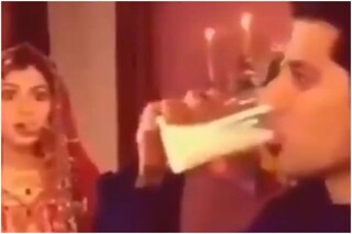  বর খেলেন আরশোলা মেশানো দুধ?