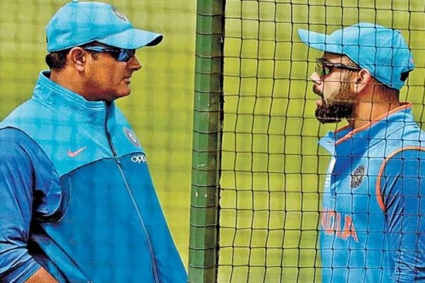 হঠাৎ কেন বদলে গেল বিরাট কোহলির পরিস্থিতি ৷ একেবারে জামাই আদর থেকে এভাবে কার্যত ছুঁড়ে ফেলে দেওয়ার পরিস্থিতি উদ্ভব হল৷ বিরাট কোহলির অধিনায়কত্ব নিয়ে বিতর্কে ড্রেসিংরুমের বিভিন্ন তত্ত্ব মিডিয়ার হাতে উঠে এসেছে৷ প্রথম তত্ত্ব অনুযায়ি রোহিত শর্মা নিজের অধিনায়কত্বের ক্ষমতা বারবার প্রমাণ করেছেন৷ যখনই যেখনে দায়িত্ব দেওয়া হয়েছে সাফল্যের সঙ্গে তা পালন করেছেন৷ ২০১৭ সালে অনিল কুম্বলকে হঠাৎই ভারতের কোচের পদ ছাড়তে হয়৷ আর কোনওরকমে নিয়মকানুন জোড়াতালি দিয়ে লাগিয়ে রবি শাস্ত্রীকে কোচ করে দেওয়া হয়৷ Photo- File 
