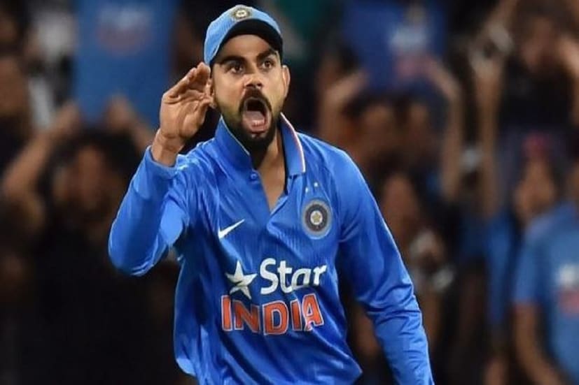 বিরাট নাকি ভীষণভাবে নিজের মেজাজ নিয়ে থাকেন এবং কখনও তাঁর নিজের ইচ্ছা অন্যেদর ওপর চাপিয়ে দেন- সম্প্রতি ভারতীয় ক্রিকেটের ড্রেসিংরুম থেকে এই কেচ্ছাও সামনে চলে এসেছে৷ বিরাট কোহলি সতীর্থ ক্রিকেটারদের বিশ্বাস হারিয়েছেন৷ তিনি নাকি সকলকে সঙ্গে নিয়ে চলতে পারেন না৷ তাঁর সাম্প্রতিক সিদ্ধান্তগুলি সেদিকেই ইঙ্গিত করে৷ Photo- File 