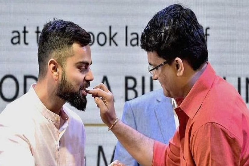 এদিকে বিসিসিআই (BCCI) এখনও অবধি বিরাটের অধিনায়কত্ব নিয়ে অদ্ভুতভাবে মুখে কুলুপ এঁটে রেখেছে৷ বিরাট টি টোয়েন্টি অধিনায়কত্ব ঘোষণার দিন বোর্ডের পক্ষ থেকে বোর্ড প্রেসিডেন্ট সৌরভ গঙ্গোপাধ্যায় ও বোর্ড সচিব জয় শাহের যৌথ বিবৃতি বিরাটের সিদ্ধান্তকে স্বাগত জানানো হয়৷ ব্যাস ওইটুকুই তারপর ফুলস্টপ৷ ২০২৩ অবধি বিরাট দলের অধিনায়ক থাকবেন কিনা তা নিয়ে একটা শব্দও বলা হয়নি৷ ওয়াকিবহালের ধারণা এভাবেই বিরাটের ওপর পরোক্ষ চাপ তৈরি করছে বিসিসিআই, পারফর্ম করো, নইলে সরে যাও- এই ইশারা দিতেই ছিল বোর্ডের পক্ষে জারি করা ধন্যবাদের বিজ্ঞপ্তি৷ Photo- File 