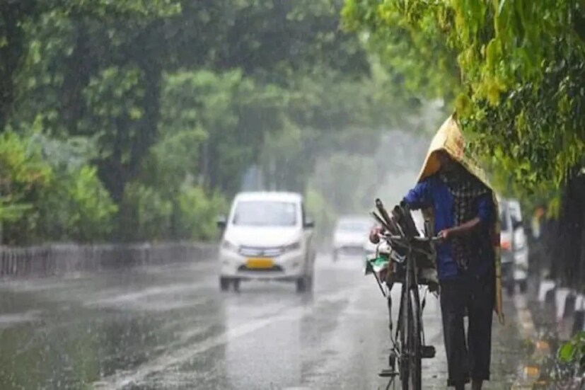 মৌসুমী বায়ুর বিদায়ক্ষণে বর্ষা আবার দাপুটে ইনিংস খেলার সম্ভাবনা রয়েছে বলেও জানাচ্ছে আবহাওয়া দফতর। অন্যদিকে আগামী ৪৮ ঘণ্টার মধ্যেই বঙ্গোপসাগরে নিম্নচাপ খেলা দেখতে শুরু করবে বাংলার পুজোর আকাশে এমনটাই মনে করছেন আবহাওয়াবিদরা।