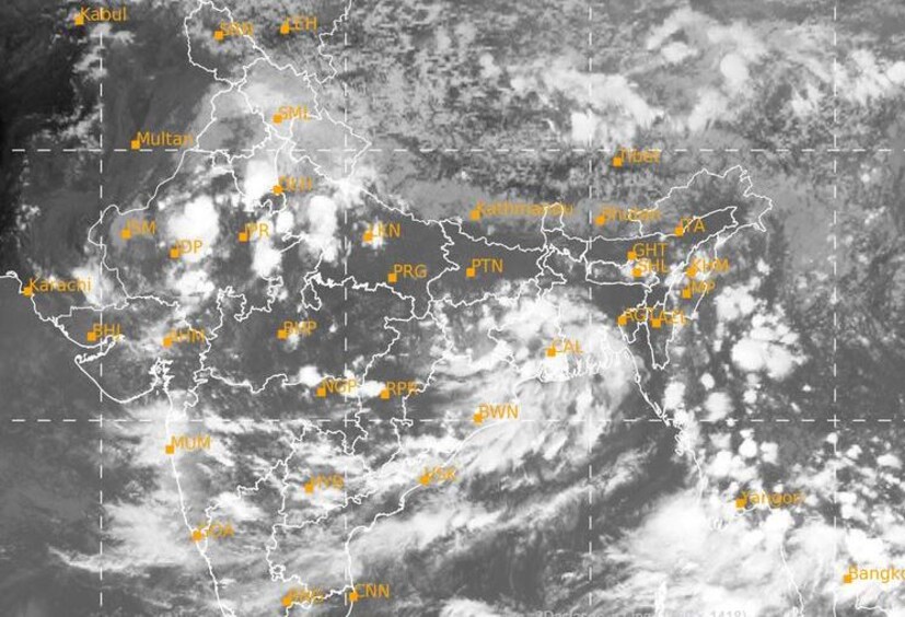 এর মধ্যেই আবহাওয়ার পূর্বাভাস জারি হয়েছে তাতে আতঙ্কের প্রহর গোনা শুরু হয়েছে৷ শনিবার ফের ঘূর্ণাবর্ত (Cyclonic storm) বঙ্গোপসাগরে। পাশপাশি জোড়া ঘূর্ণাবর্তের আশঙ্কা। রবিবার (Weekend) থেকে মঙ্গলবার পর্যন্ত দুর্যোগপূর্ণ আবহাওয়ার পূর্বাভাসে (Weather Forecast) ইঙ্গিত। Photo- IMD/Sattelite Image 