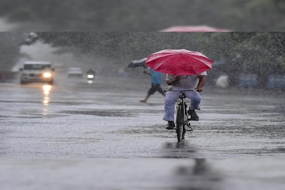 আজও অতি ভারী বৃষ্টি চার জেলায় আর কলকাতাসহ ভারী বৃষ্টি আট জেলায়। কলকাতায় দুপুরের পর কমবে বৃষ্টির পরিমাণ আবহাওয়া উন্নতি হতে শুরু করবে 