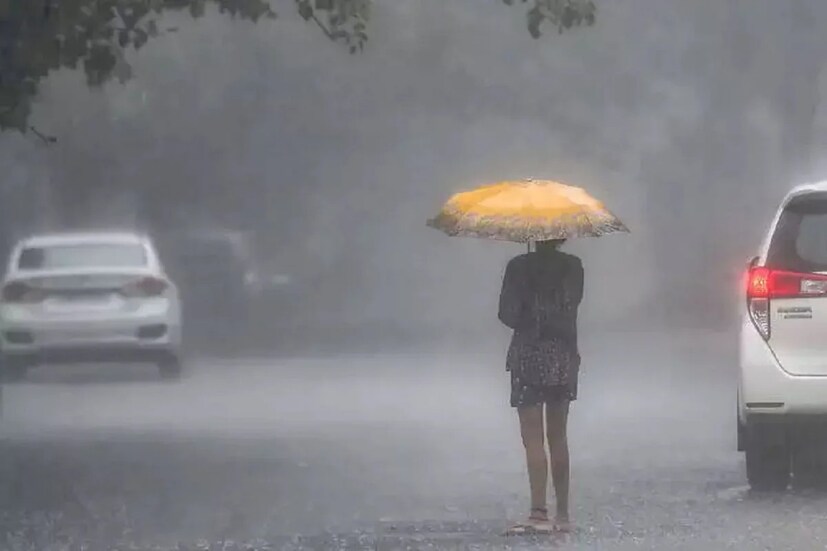 ঝড় ও বৃষ্টির প্রভাবে তাপমাত্রা কমতে পারে রাজ্যে। সোমবার বিকেলে সর্বোচ্চ তাপমাত্রা স্বাভাবিকের থেকে ৪ ডিগ্রি নিচে নেমেছে। পূবালী হাওয়ার দাপটে ঝড় বৃষ্টির কারণে নদীর জলস্তর বাড়বে। নিচু এলাকা প্লাবনের আশঙ্কা রয়েছে। দার্জিলিংয়ের পাহাড়ি এলাকায় ধস নামতে পারে বলেও সাবধান করা হয়েছে।