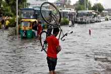 সকাল থেকে বিক্ষিপ্ত বৃষ্টি, ঘূর্ণাবর্তের জেরে বাড়বে দুর্ভোগ? Durga Puja ভাসবে?