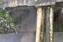 এই স্কুলকে রক্ষা করতে পারেন ঈশ্বরই! সর্বত্রই তাড়া করে বেড়াচ্ছে মৃত্যুভয়