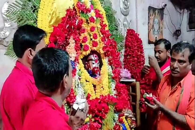 *আজ কৌশিকী অমাবস্যা। এই অমাবস্যার আলাদা গুরুত্ব থাকায় প্রতিবছর রাজ্যের বিভিন্ন প্রান্ত থেকে লক্ষ লক্ষ ভক্তের সমাগম হয়ে থাকে। তবে করোনা সংক্রমনের কথা মাথায় রেখে গত বছরের মতো এই বছরও ভক্তদের প্রবেশে নিষেধাজ্ঞা জারি করা হয়েছে তারাপীঠ মন্দিরে। প্রতিবেদন ও ছবিঃ সুপ্রতীম সরকার। *আজ কৌশিকী অমাবস্যা। এই অমাবস্যার আলাদা গুরুত্ব থাকায় প্রতিবছর রাজ্যের বিভিন্ন প্রান্ত থেকে লক্ষ লক্ষ ভক্তের সমাগম হয়ে থাকে। তবে করোনা সংক্রমনের কথা মাথায় রেখে গত বছরের মতো এই বছরও ভক্তদের প্রবেশে নিষেধাজ্ঞা জারি করা হয়েছে তারাপীঠ মন্দিরে। প্রতিবেদন ও ছবিঃ সুপ্রতীম সরকার।