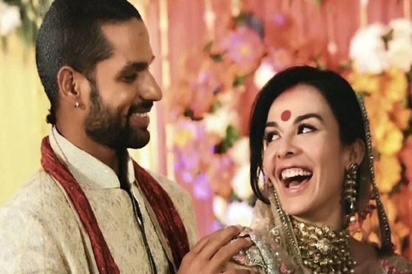 #মুম্বই: শিখর ধাওয়ান (Shikhar Dhawan) এবং আয়েশা মুখোপাধ্যায় (Ayesha Divorce) আলাদা হয়ে গেলেন৷ আয়েশা মুখোপাধ্যায় সোশ্যাল মিডিয়ায় নিজের অফিসিয়াল হ্যান্ডেলে স্বামী শিখরের সঙ্গে বিবাহবিচ্ছেদের খবর দিয়েছেন৷ তিনি বর্ণনা দিয়েছে দুবার ডিভোর্স হওয়ার পর তিনি কি অনুভব করেন৷ ধাওয়ান ও আয়েশা ২০১২ সালে একসঙ্গে পথ চলার সিদ্ধান্ত নেন৷ আয়েশা যে ইনস্টাগ্রাম অ্যাকাউন্ট থেকে নিজের ডিভোর্সের খবর দিয়েছেন সেটি তাঁর ভেরিফাইড অ্যাকাউন্ট নয়৷ এখনও অবধি শিখর ধাওয়ানের পক্ষ থেকে কোনও বিবৃতি আসেনি৷ ইনস্টাগ্রাম এই পোস্টে সমস্ত ফ্যান বাকরুদ্ধ হয়ে গেছেন৷ আসলে শিখর ও আয়েশার ভালোবাসার যে সব ছবি সোশ্যাল মিডিয়ায় এতদিন তারা দেখে এসেছেন তাতে একেবারে অভাবিত ছিল এভাবে ডিভোর্সের খবর৷ সূত্রের খবর বেশি কিছুদিন ধরে তাঁদের মধ্যে সব কিছু ঠিক চলছিল না৷