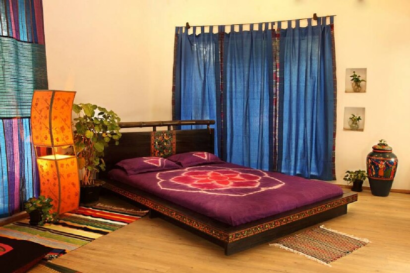 *অন্দরসজ্জার (Home Decor) একটা বড় অঙ্গ হল- জানলা ও দরজার পর্দা (Curtains)। ঘরে খুব জন্য খুব সুন্দর করে রঙ করানো হল এবং দামী আসবাবপত্রও আনা হল। কিন্তু পর্দা অন্দরসজ্জার সঙ্গে ঠিক মিলল না। এতে যিনি ঘর সাজাচ্ছেন, তাঁর পুরো পরিশ্রম এবং টাকা-পয়সা- সবই জলে গেল। সংগৃহীত ছবি।