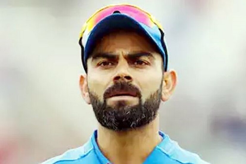 বিরাট কোহলি (Virat Kohli) ভারতীয় দলের অধিনায়ক, কিন্তু হঠাৎ করেই বিরাট কোহলির অধিনায়কত্ব নিয়ে প্রবল বিতর্ক (Virat Kohli Captaincy Dispute) শুরু হয়েছে৷ টি টোয়েন্টি ক্রিকেট বিশ্বকাপের পর টি টোয়েন্টিতে আর অধিনায়কত্ব করবেন না জানিয়েছেন কোহলি৷ আবার রবিবার জানিয়েছেন এই মরশুমের পর আইপিএলে আরসিবি-র অধিনায়কত্বও করবেন না৷ কিন্তু কোহলির একদিনের অধিনায়কত্ব (ODI Captain) থাকবে কিনা তা ঝুলে রয়েছে টি টোয়েন্টি বিশ্বকাপ ২০২১ র (T20 World Cup 2021) পারফরম্যান্সের ওপর৷ Photo- File 