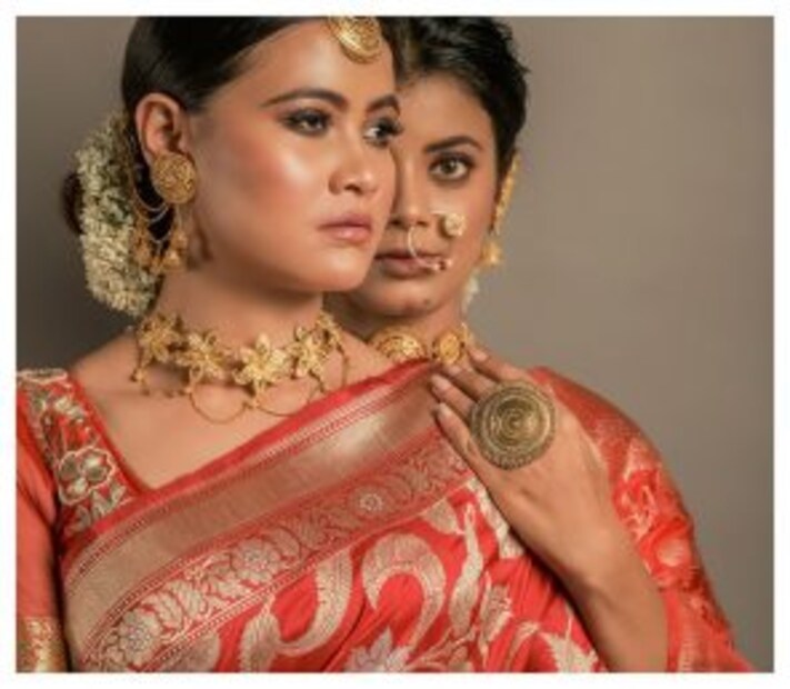 রয়্যাল রেঞ্জ শুরু হচ্ছে ২৪৫০০ টাকা থেকে। ব্রাইডাল রেঞ্জের নাম রাখা হয়েছে রতি ও কাম্যা। রতি ও কাম্যার রেঞ্জ শুরু হচ্ছে ১৪৫০০ টাকা থেকে এবং মোক্ষ রেঞ্জ শুরু হচ্ছে ১২০০০ টাকা থেকে। শাড়ির সঙ্গে রয়েছে বেনারসি সালোয়ার শ্যুট ও ড্রেস মেটেরিয়াল। রয়েছে বেনারসি লেহেঙ্গা সেট ও দুপাট্টা। এবার পুজোয় শাড়ির সাজের জন্য অবশ্যই একবার ঢুঁ মারুন ইন্ডিলুম ইন্ডিয়া, 1st Floor, 54/1/2A, Hazra Road, Ballygaunge Phari, Kolkata 19 (Retail Store)। যোগাযোগ-- +91 9007361000 | +91 907376100 (ছবি- কাডওয়া কাতান বেনারসি জংলা। ব্রাইডাল রেঞ্জ। এক্সক্লুসিভ। সৌ: ইন্ডিলুম/সুজাতাম লাইফস্টাইল)
