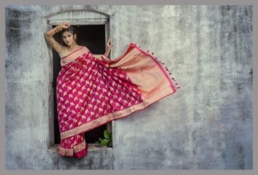 হাতেবোনা স্বপ্ন দেখানোই এই বুটিকের উদ্দেশ্য। এবারের পুজোয় মেয়েদের সাজানোর জন্য রয়েছে নানা ধরনের শাড়ির সম্ভার। (ছবি- কাতান বেনারসি কোরিয়াল বর্ডার জংলা বুটি। সৌ: ইন্ডিলুম/সুজাতাম লাইফস্টাইল)