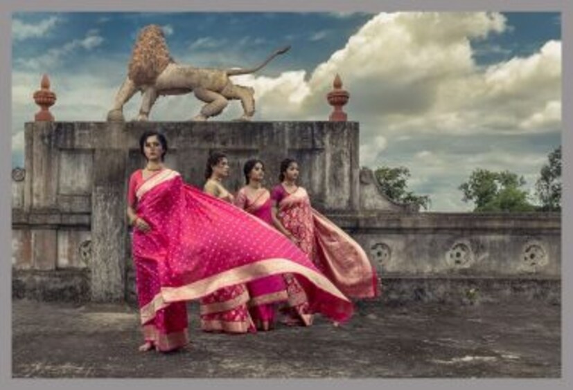 দুর্গাপুজোর প্রাক্কালে তাই রইল কলকাতার অন্যতম সেরা শাড়ি বিশেষ করে বেনারসিক ঠিকানা। বারাণসীতে তৈরি হওয়া এই অসাধারণ সব শাড়ির খোঁজ পাবেন বালিগঞ্জ হাজরা রোডের 'ইন্ডিলুম সুজাতাম লাইফস্টাইল'-এ। (ছবি- সবই কাতান বেনারসি কোরিয়াল। সৌ: ইন্ডিলুম/সুজাতাম লাইফস্টাইল)