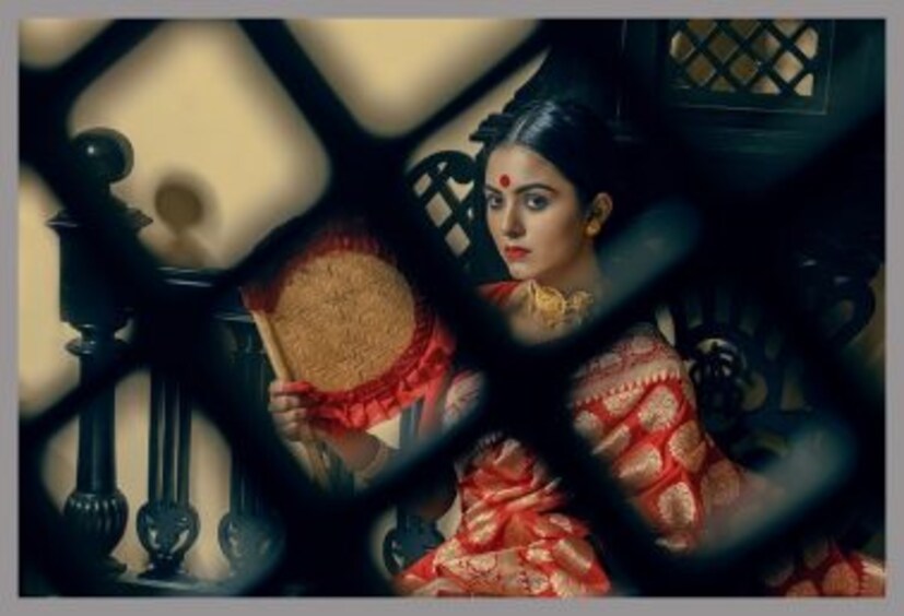 সাহিত্যের যুগ এবং পুরাণের যুগে মেয়েদের মধ্যে শাড়ির একটা অংশ মাথায় তোলার কোনও প্রচলন ছিল না, বিশেষ করে ধর্মীয় ও সামাজিক কোনও নিয়মানুযায়ী নয়। তারা যদি কেউ তা করত, তবে তা হত পোশাকের কারুকাজ ফুটিয়ে তুলতে। এই শাড়ি পরার চল প্রাচীনকাল থেকে শুরু করে আজও সমান জনপ্রিয়। ছোট ছোট মেয়েরাও সরস্বতী পুজোয় শাড়ি পরতে ভালোবাসে। যে কোনও অনুষ্ঠান-উৎসবেই শাড়ির প্রতি েময়েদের একটা আলাদা আকর্ষণ রয়েছে। (ছবি- কাতান বেনারসি কোরিয়াল, ব্রাইডাল রেঞ্জ। সৌ: ইন্ডিলুম/সুজাতাম লাইফস্টাইল)
