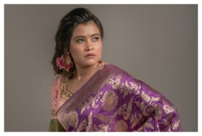 নিঃসন্দেহে পৃথিবীর সবচেয়ে প্রাচীনতম পোশাকের মধ্যে রয়েছে শাড়ি। যুগ যুগ ধরে এর চল। নারীর যুগান্তরের গৌরব হয়ে উঠেছে শাড়ি। আর বেনারসি শাড়ির সেগুলির মধ্যে অন্যতম। মেয়েদের জীবনের অন্যতম গুরুত্বপূর্ণ অধ্যায় বিয়েতে বেনারসি শাড়ি ছাড়া চলেই না। (ছবি-- কাডওয়া কাতান বেনারসি জংলা। সৌ: ইন্ডিলুম/সুজাতাম লাইফস্টাইল)
