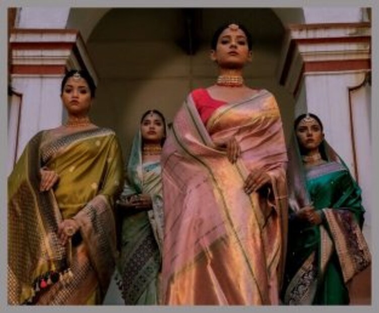মূলত সনাতন ধর্মাবলম্বীদের মাঝে প্রথম শাড়ির প্রচলন শুরু হয়। তারা মনে করত সেলাই করা বা জোড়া দেওয়া কাপড় অপবিত্র। (ছবি- মাশরু কাতান বেনারসি কাডওয়া মীনাকারি, প্রিমিয়াম রেঞ্জ। সৌ: ইন্ডিলুম/সুজাতাম লাইফস্টাইল)