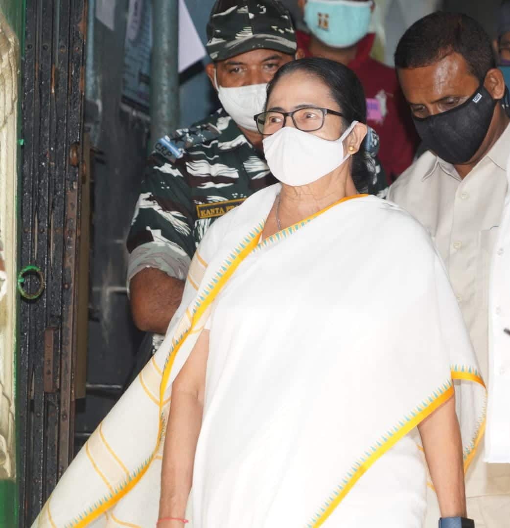 বৃহস্পতিবার ভবানীপুরের মিত্র ইনস্টিটিউশন স্কুলের বুথে ভোট দিয়ে বেরোচ্ছেন মমতা বন্দ্যোপাধ্যায় ৷