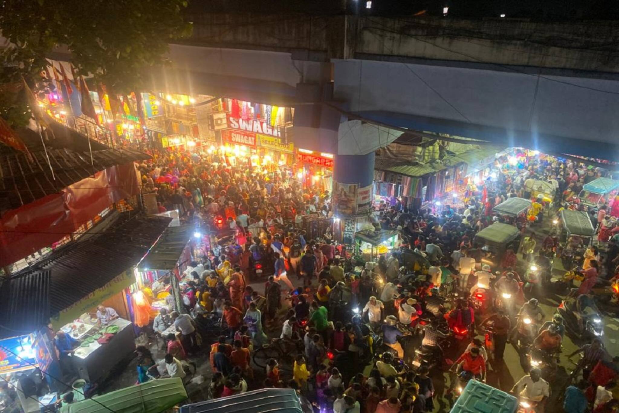 স্বাস্থ্যবিধি শিকেয় তুলে পুজোর প্রথম দিনেই উপচে পড়া ভিড় শহরজুড়ে...