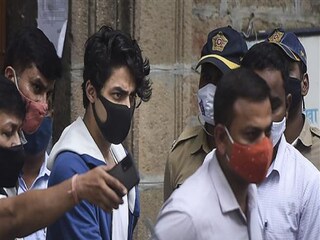 জামিনে মুক্ত আরিয়ান বাড়ি ফিরলেন।
